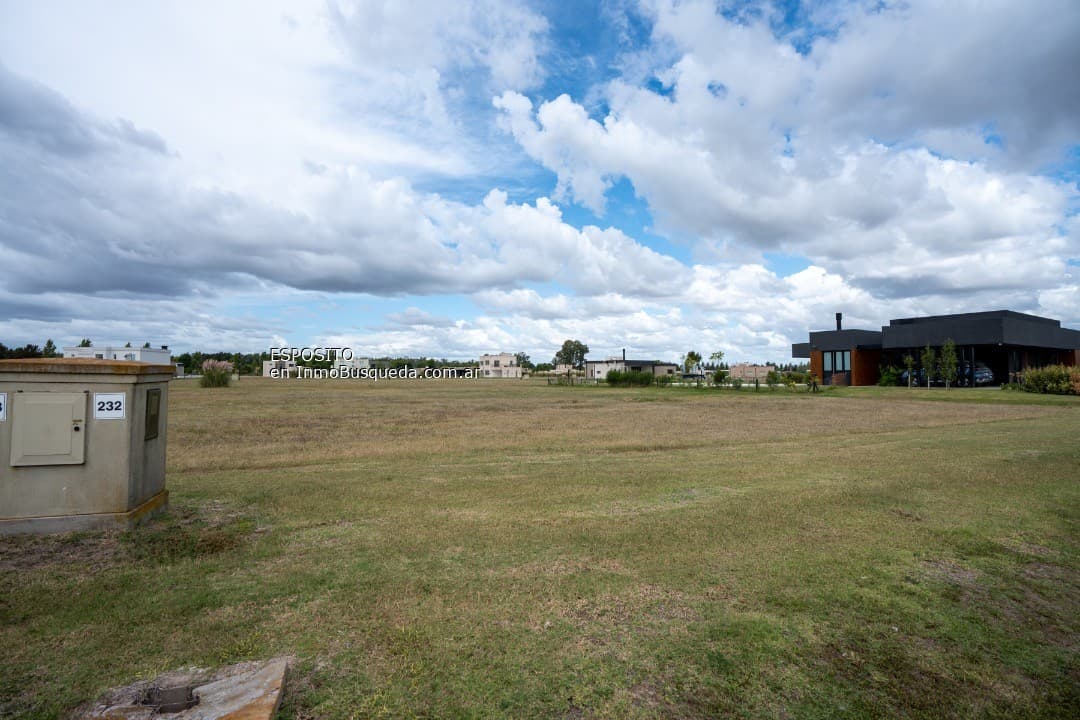 Lote en Country en Venta — foto 1