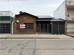 Casa en Zarate con dos dormitorios, patio, quincho y cochera en venta