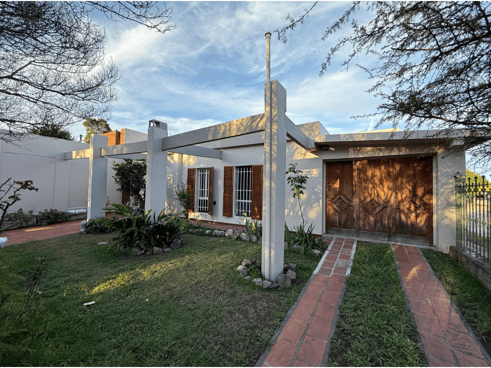 Hermosa Casa Esquina en Venta Bº General Savio. 3 Dorm. — foto 1