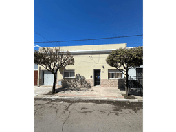 ALQUILER CASA CON GRAN PATIO B° TALLERES