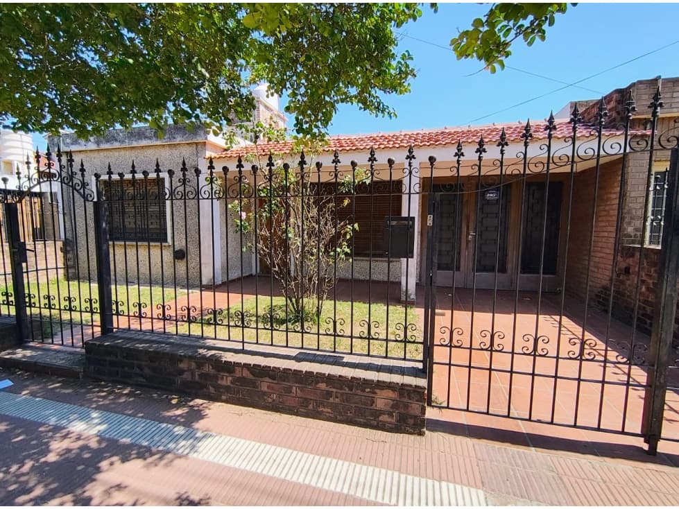 VENTA CASA 3 DORM Bº AYACUCHO, SOBRE AVENIDA CAPDEVILA — foto 1