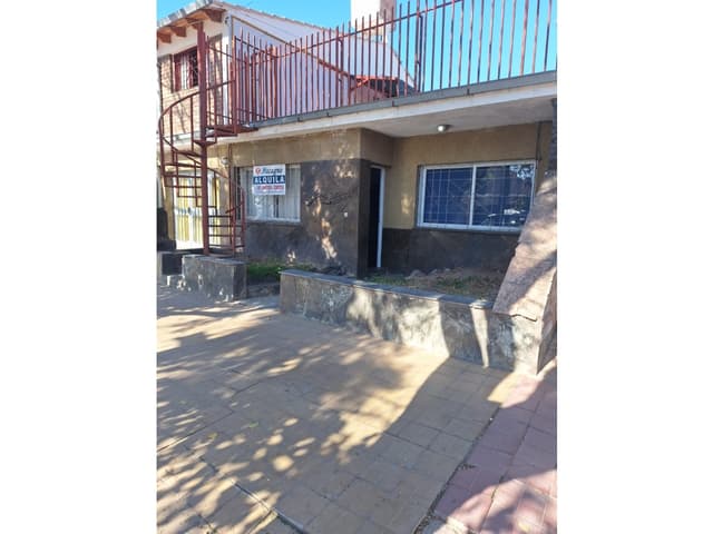 Casa 3 Dorm. y Cochera en Alquiler - Las Heras