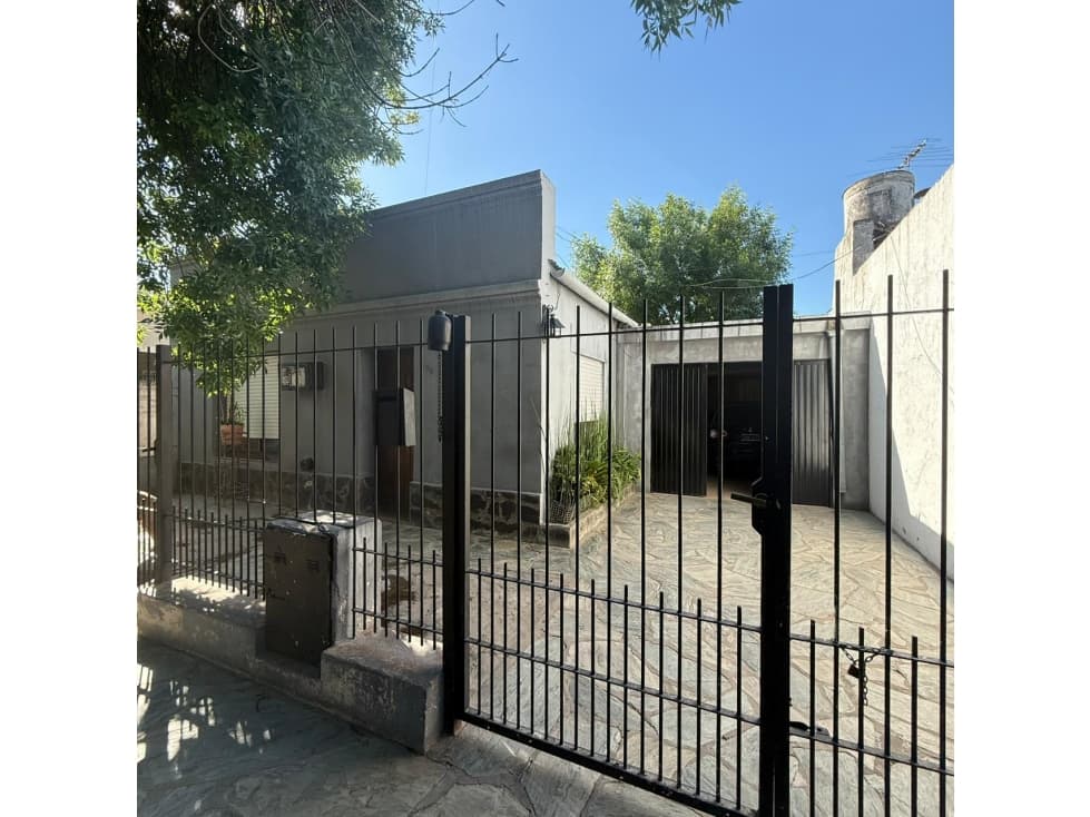 Casa centrica sobre Pasaje Sarmiento en Brandsen — foto 2