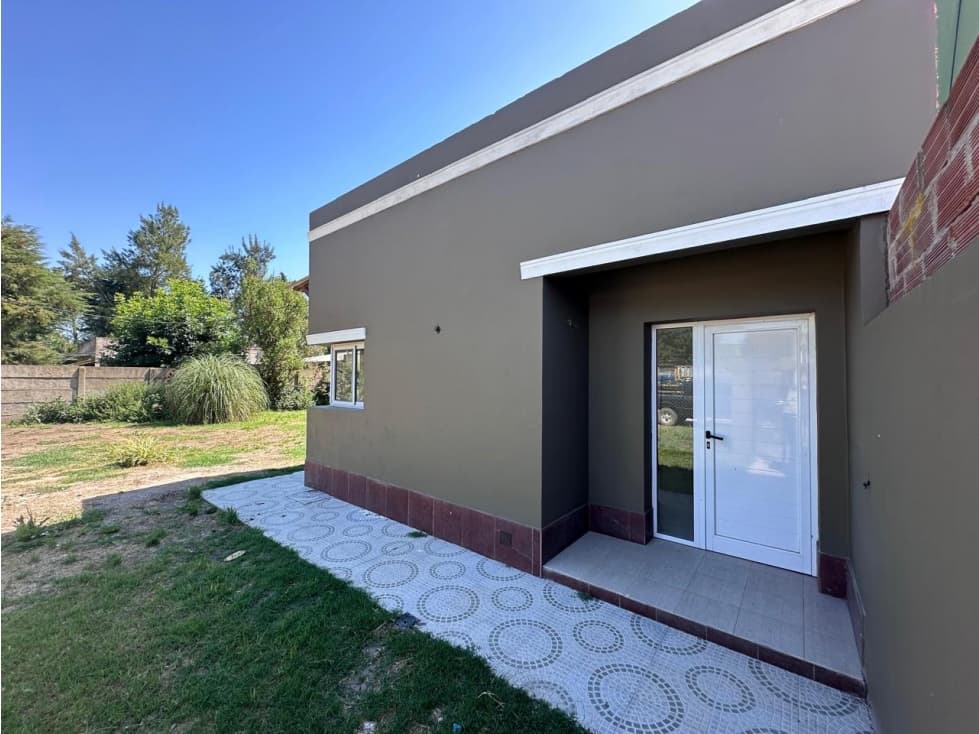Casa nueva con amplio lote — foto 1