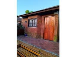 DUPLEX de 4 AMBIENTES en hermoso Barrio arbolado