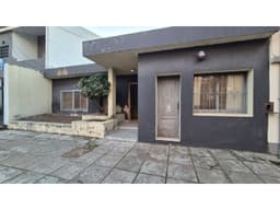 Casa céntrica con departamento, ideal para inversión!