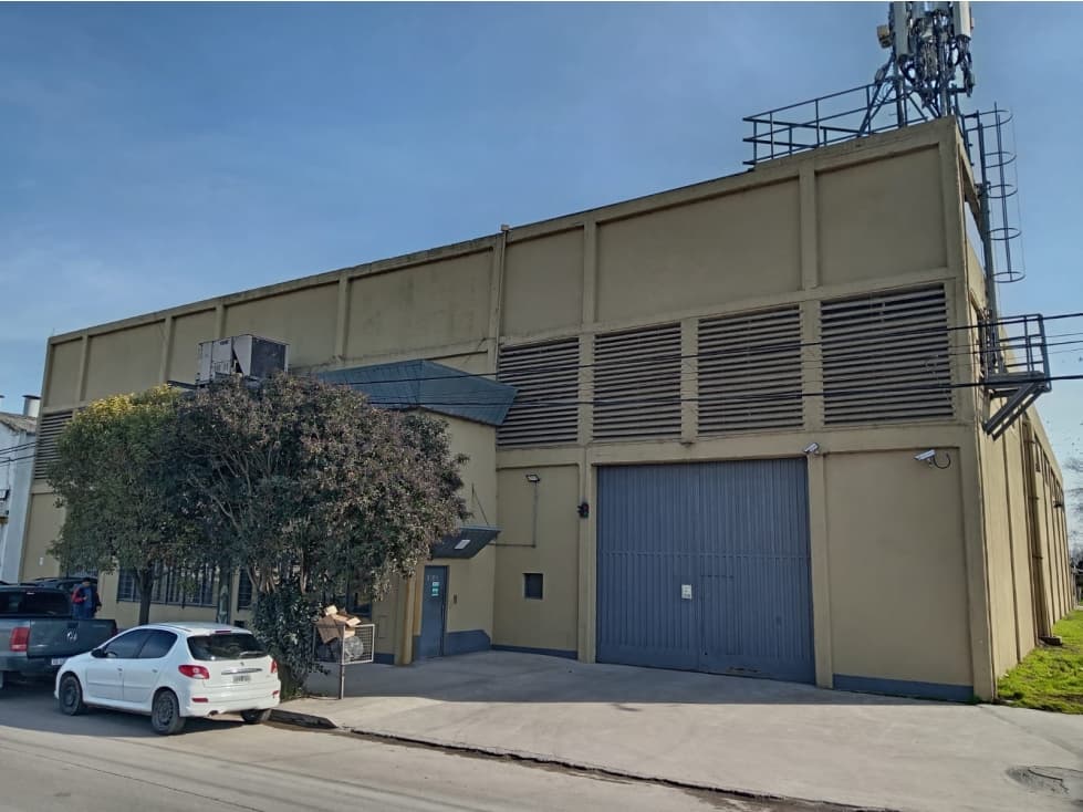 ALQUILER GALPÓN 1750 M2 - AV. CHAMPAGNAT — foto 3