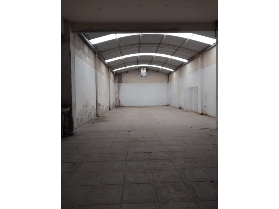 Alquiler galpón zona Juan B Justo — foto 1