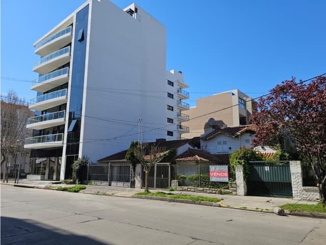 Chalet 4 AMB sobre Lote apto para desarrollar edificio