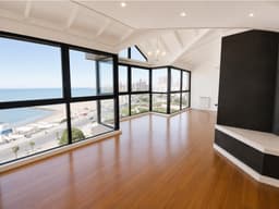 VENTA DEPTO 5 AMB. EN DUPLEX C/COCHERA FRENTE A PLAZA ESPAÑA