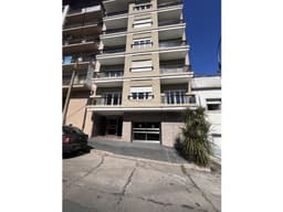 VENTA / PISO DE 4 AMBIENTES CON DEPENDENCIA Y COCHERA/ MAR DEL PLATA