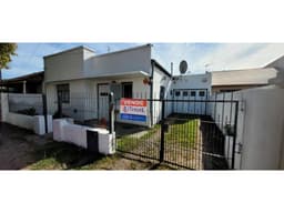 Se vende muy linda casa de 4 ambientes con garage triple.