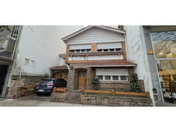 Alquiler comercial chalet de 7 ambientes en inmejorable ubicación.