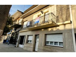 Casa en 2 plantas con garaje situada en inmejorable ubicación.