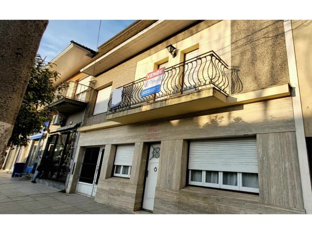Casa en 2 plantas con garaje situada en inmejorable ubicación.