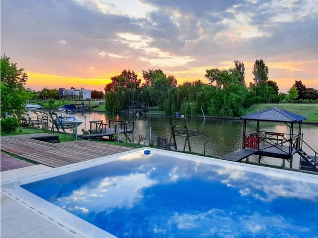 VENTA CASA SAN MARCO TIGRE FRENTE AL RIO MUELLE GALERIA PISCINA
