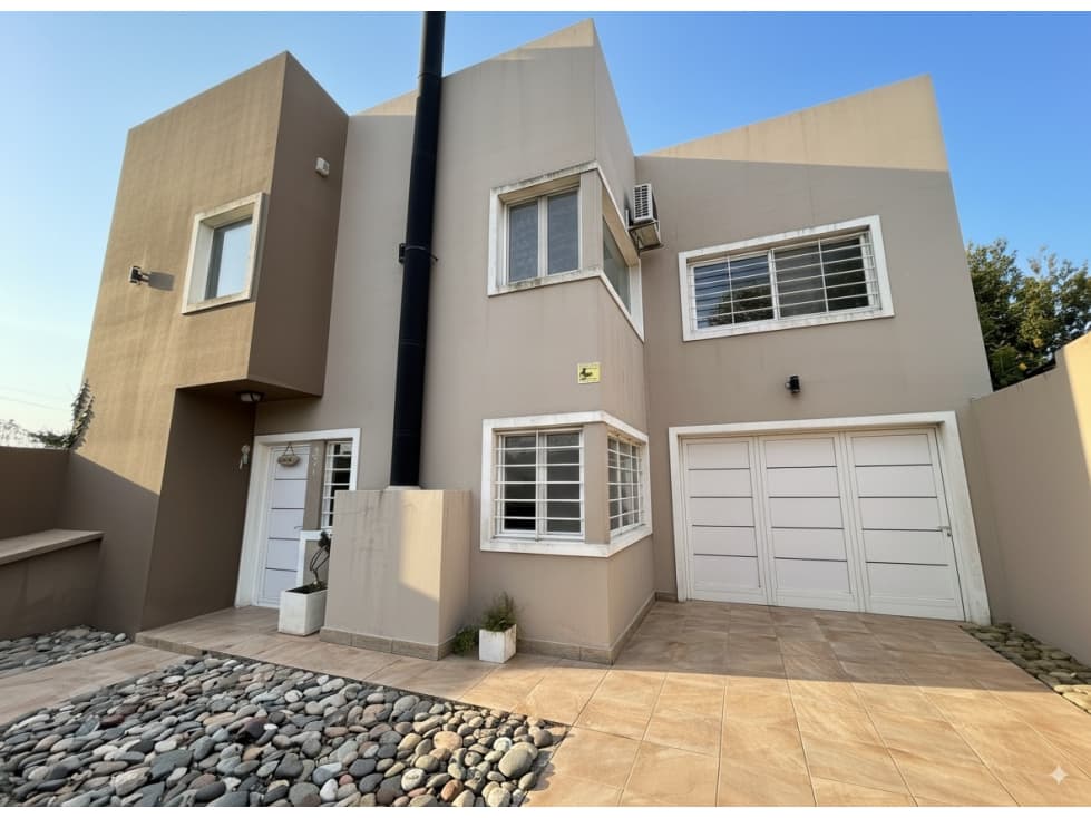 VENTA CASA 4 AMBIENTES CON PILETA EN BARRIO CAISAMAR — foto 2