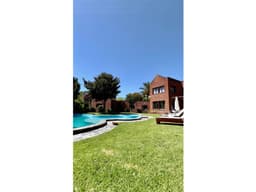 ALQUILER RESIDENCIA DE CATEGORIA EN BARRIO LOS TRONCOS