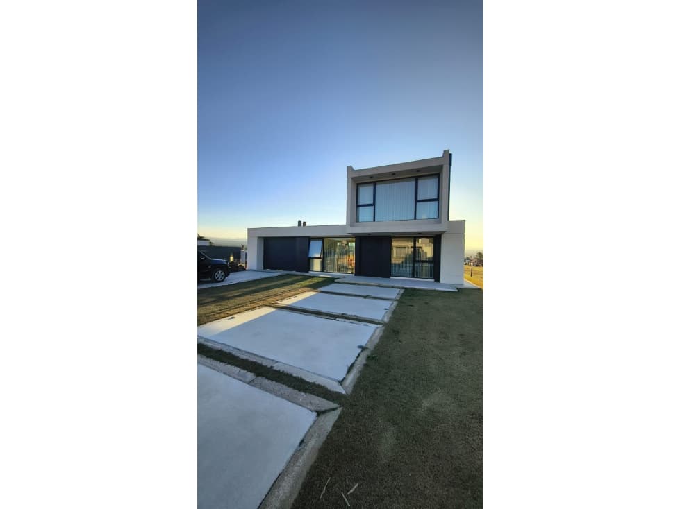 SE VENDE CASA 3 DORMITORIOS EN CARLOS PAZ GOLF — foto 1