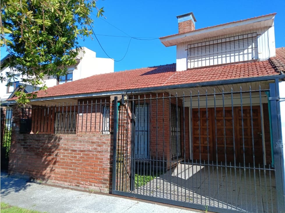 MOGOTES ; AMPLIO CHALET DE EXCELENTE CONSTRUCCION.- — foto 1