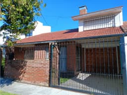 MOGOTES ; AMPLIO CHALET DE EXCELENTE CONSTRUCCION.-