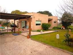 Venta casa 4 amb.con parque. Las margaritas. Apta credito
