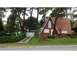 Casa Alpina en venta. Lote esq. de 700m2!!!