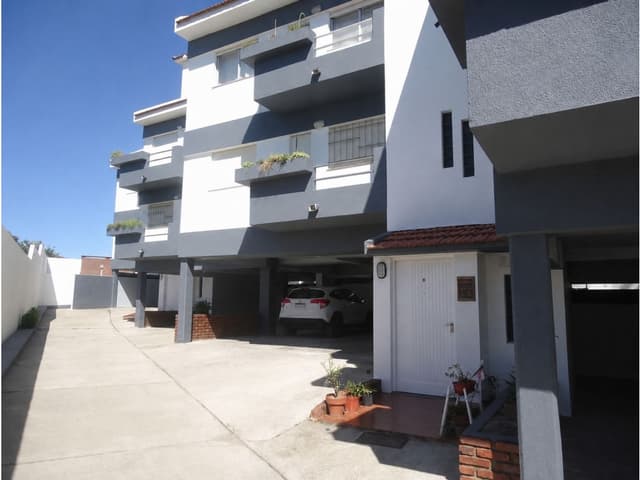 Venta Dpto. 3 amb. a pasos de la Playa!! c/cochera y gas natural!!!
