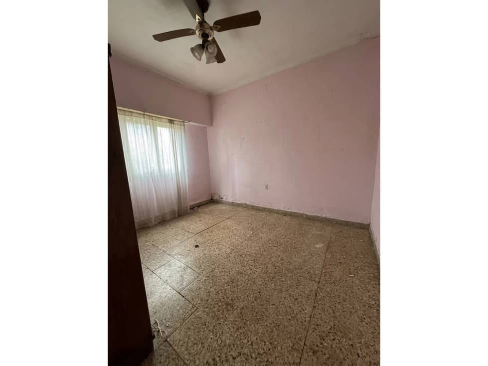 Casa de 2 dormitorios a refaccionar con garage para 2 autos La Plata — foto 6