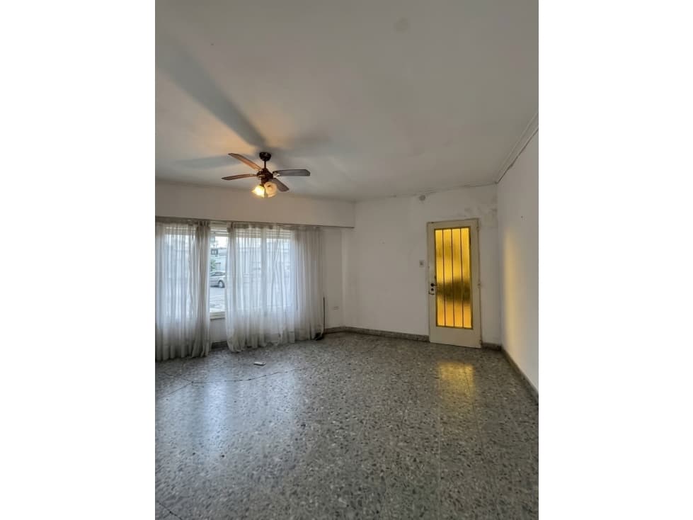 Casa de 2 dormitorios a refaccionar con garage para 2 autos La Plata — foto 4