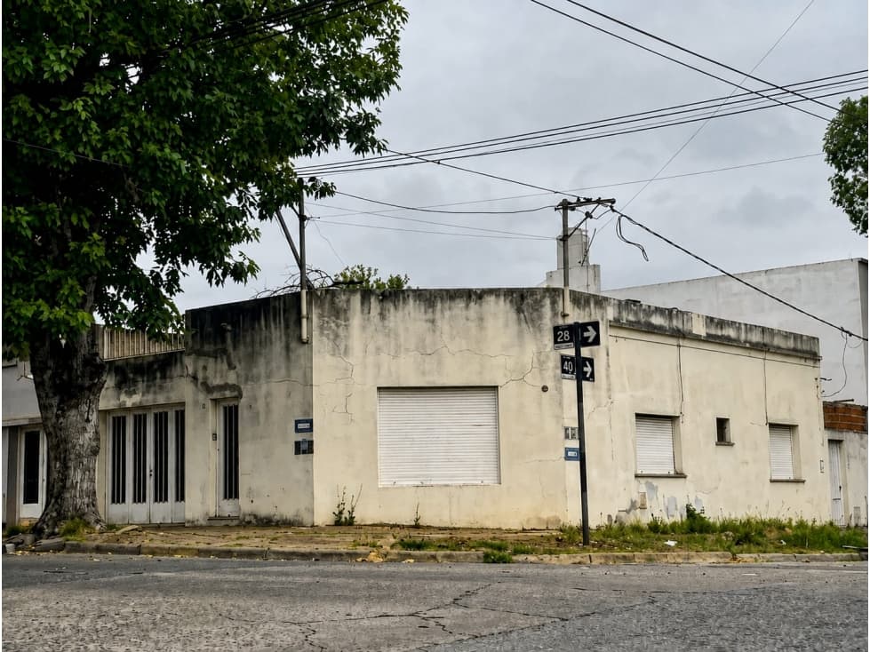 Casa de 2 dormitorios a refaccionar con garage para 2 autos La Plata — foto 1