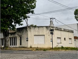 Casa de 2 dormitorios a refaccionar con garage para 2 autos La Plata