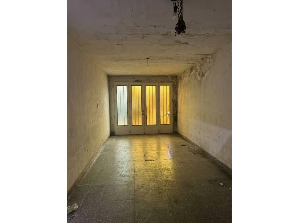 Casa de 2 dormitorios a refaccionar con garage para 2 autos La Plata — foto 2