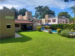 CASA DE 5 AMBIENTES CON COCHERA DOBLE Y PISCINA