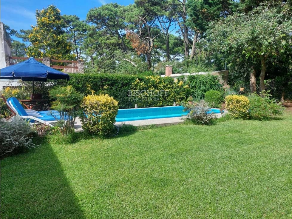 CASA DE 5 AMBIENTES CON COCHERA DOBLE Y PISCINA — foto 2