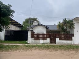 CASA DE 3 AMBIENTES, TODOS LOS SERVICIOS