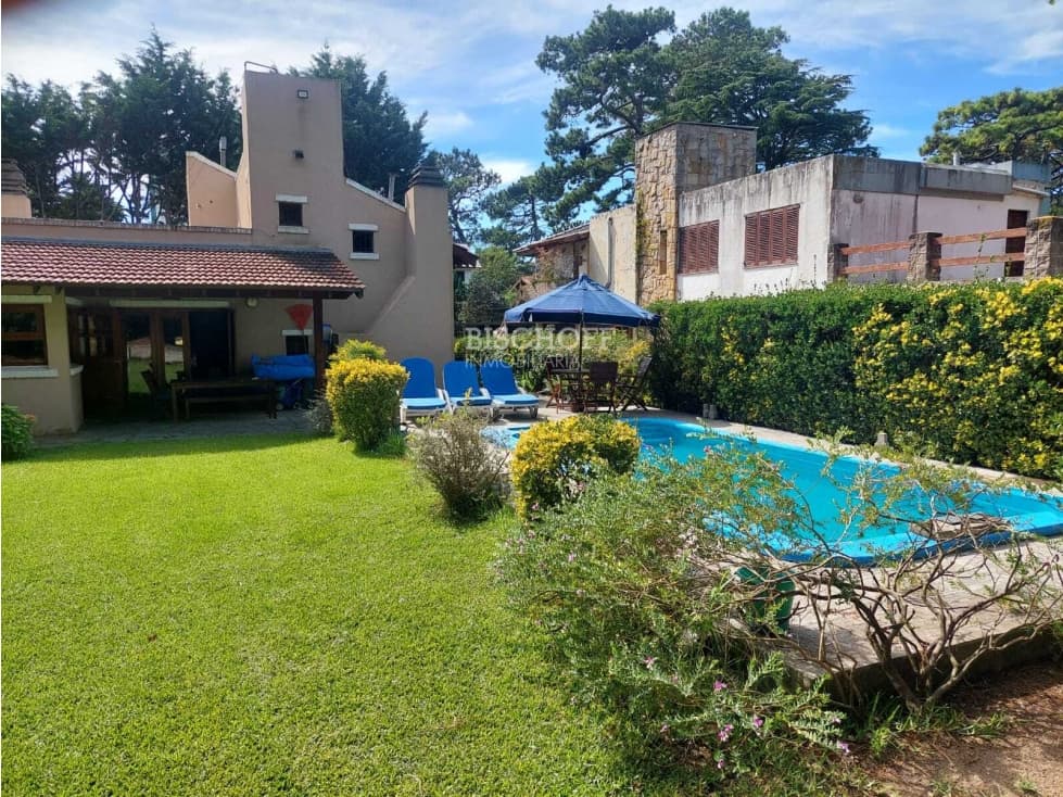 CASA DE 5 AMBIENTES CON COCHERA DOBLE Y PISCINA — foto 4