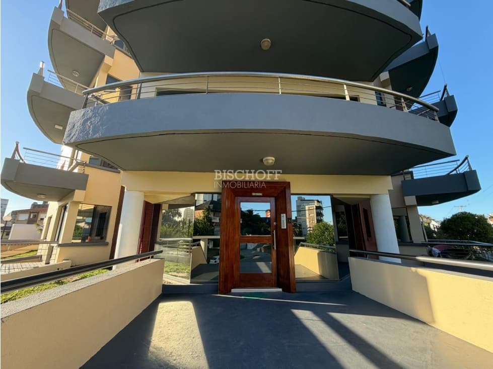 DEPARTAMENTO DE 2 AMBIENTES CON DOBLE BALCON Y COCHERA — foto 1
