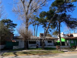 CASA DE 3 AMBIENTES A METROS DE LA AVENIDA 3, TODOS LOS SERVICIOS.