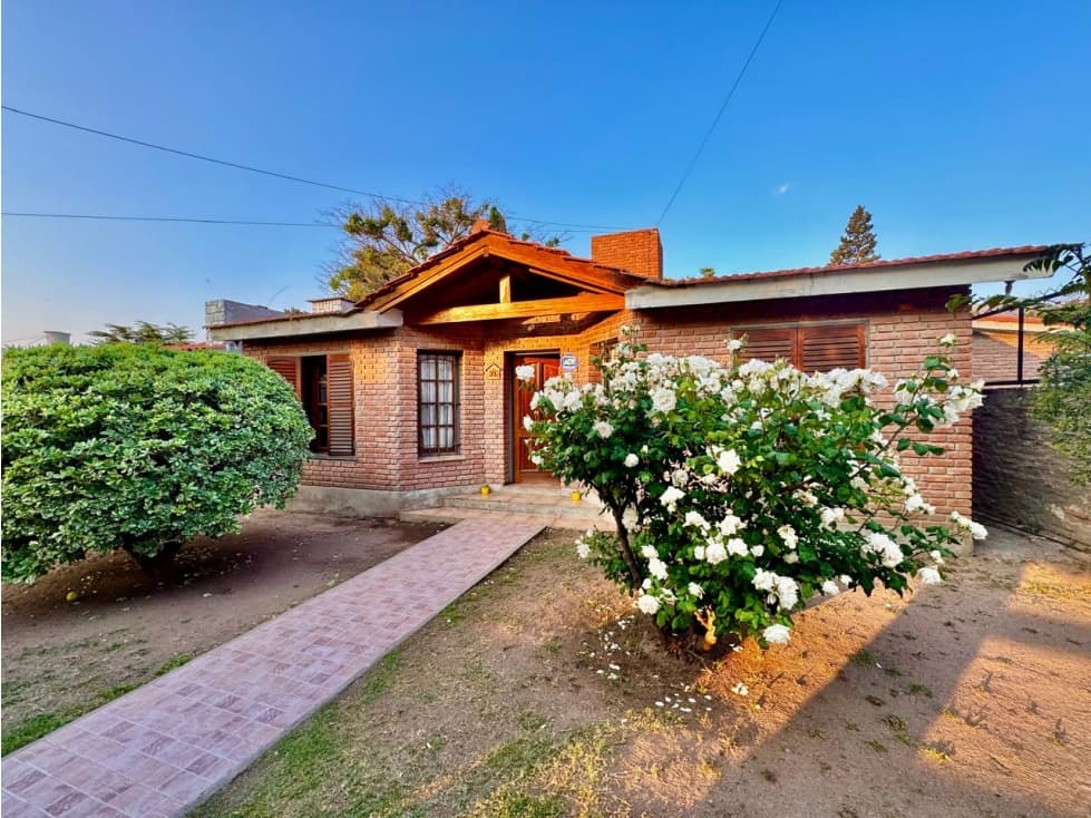 VENTA DE HERMOSA CASA EN B° SAN MARTIN- CAPILLA DEL MONTE-CBA — foto 1