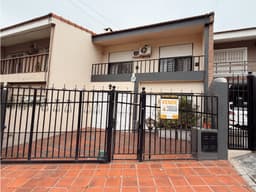Venta Casa Zona Thompson 3 Dormitorios Patio Con Verde Quincho Piscina