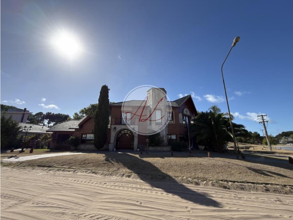 CASA DE 9 AMBIENTES PREMIUM EN B5 - PINAMAR — foto 2