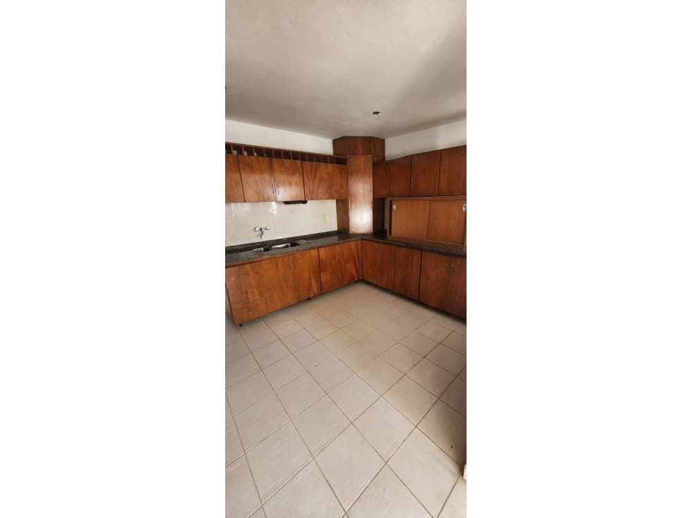 PROPIEDAD EN LA CALERA - CENTRO- 4 DORMITORIOS Y DEPENDENCIAS — foto 4