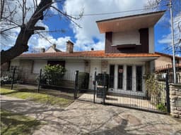 Hermoso PH al frente con garaje en Barrio Los Troncos