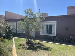 CASA amplia + 2 Dptos (Calle 35 e/30 y 32)