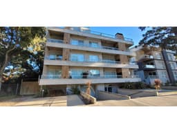 Vendo Depto céntrico en Pinamar con cochera y baulera. Oportunidad !!!