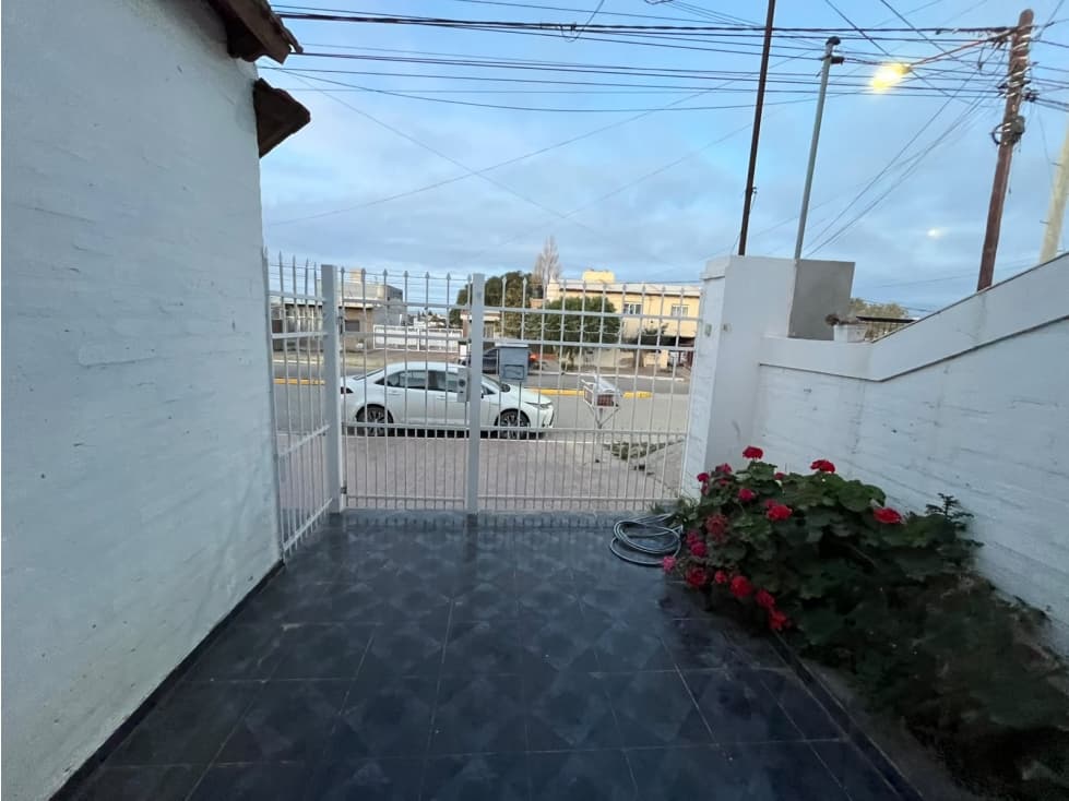 CASA 3 DORMITORIOS - COCHERA - PATIO - PTO MADRYN — foto 2