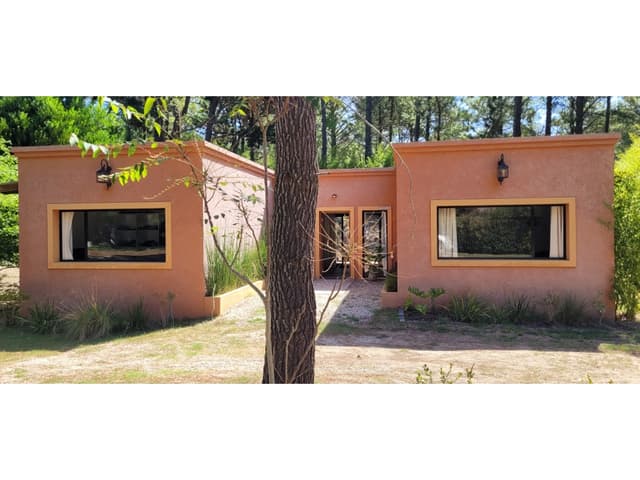 Oportunidad en Carilo casa con gas natural sobre lote de 1.000 m²