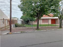 CASA EN VENTA DE 3 DOR SOBRE AV NEPER