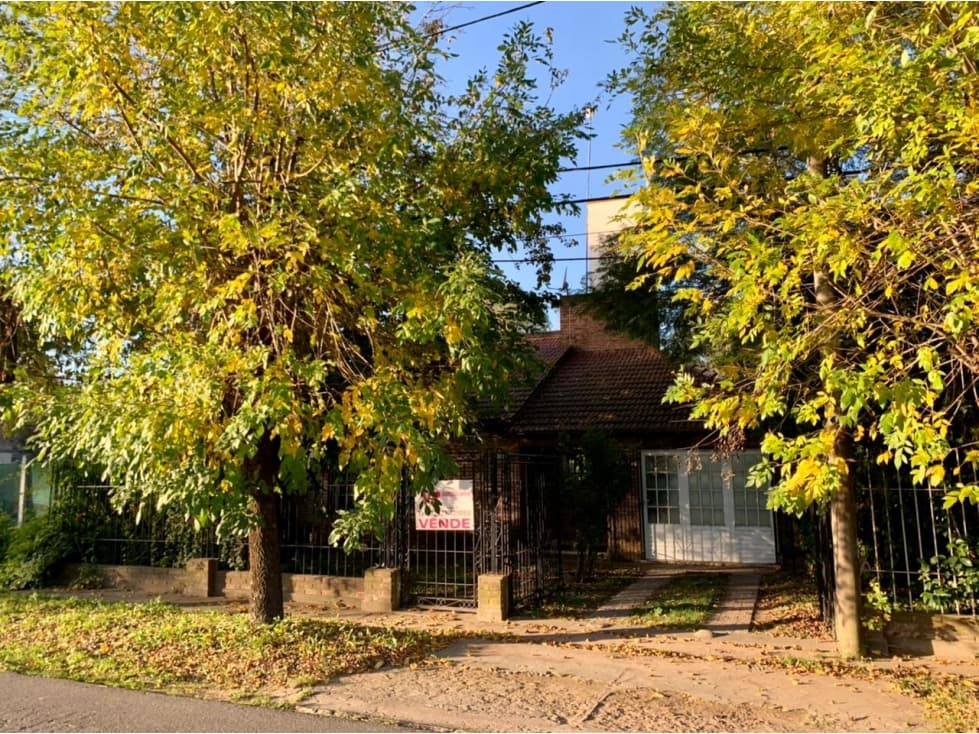 Venta Casa en calle Luis Gogna — foto 1